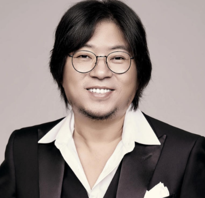 高晓松没问他叫什么名字，也没留电话
车开出去很远，他从后视镜看见男孩还站在山脚的