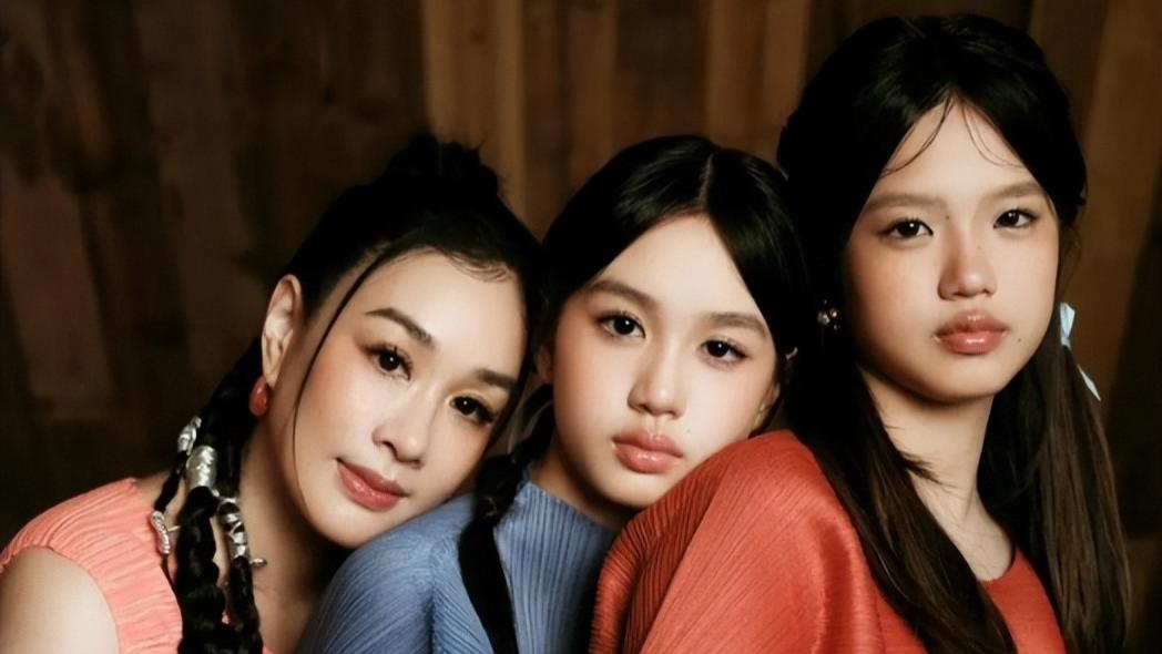 钟丽缇15岁女儿很漂亮，母女同框似姐妹