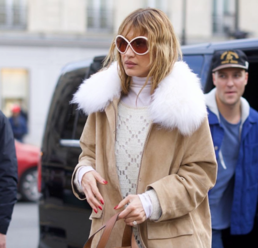 超模BellaHadid现身巴黎街头
前往L'Avenue餐厅享用午餐，一身“O