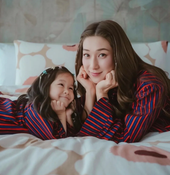 钟嘉欣晒出与女儿的合照，母女俩穿亲子装出镜，女儿好可爱呀！
