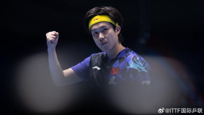 可爱！国乒3-0横扫韩国王楚钦祝贺队友，梁靖崑一脸傲娇小石头感恩戴德