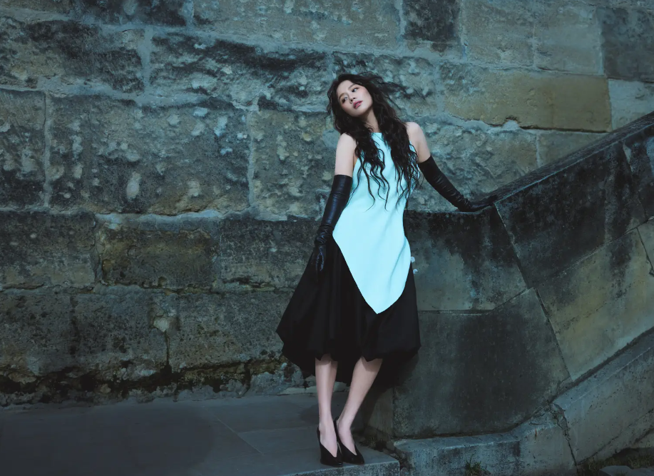 马思纯穿蓝黑拼色裙配长卷发慵懒冷艳 戴长皮手套尽显摩登质感