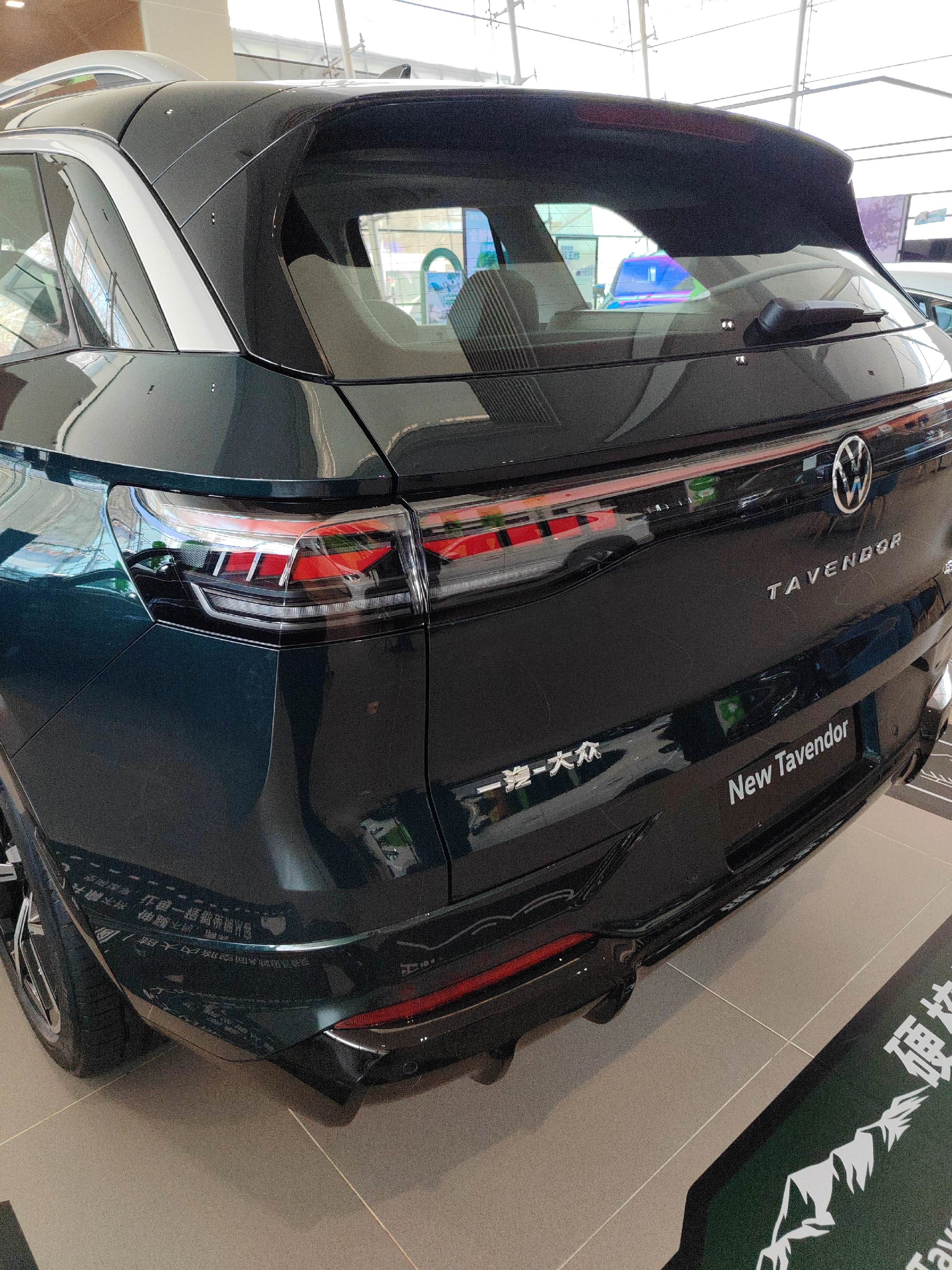 踏入展厅，全新揽巡以近5米的车身长度与2015mm超宽车身构建的宽体气场，瞬间成