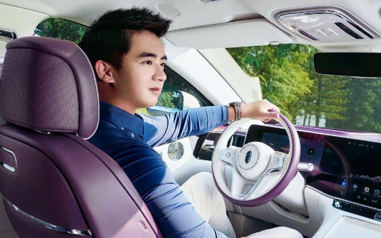 好兄弟借了俩迈巴赫装高富帅，结果遭遇套路贷欠下百万，他找我借钱还债，我：建议你要么跳楼，要不报警…