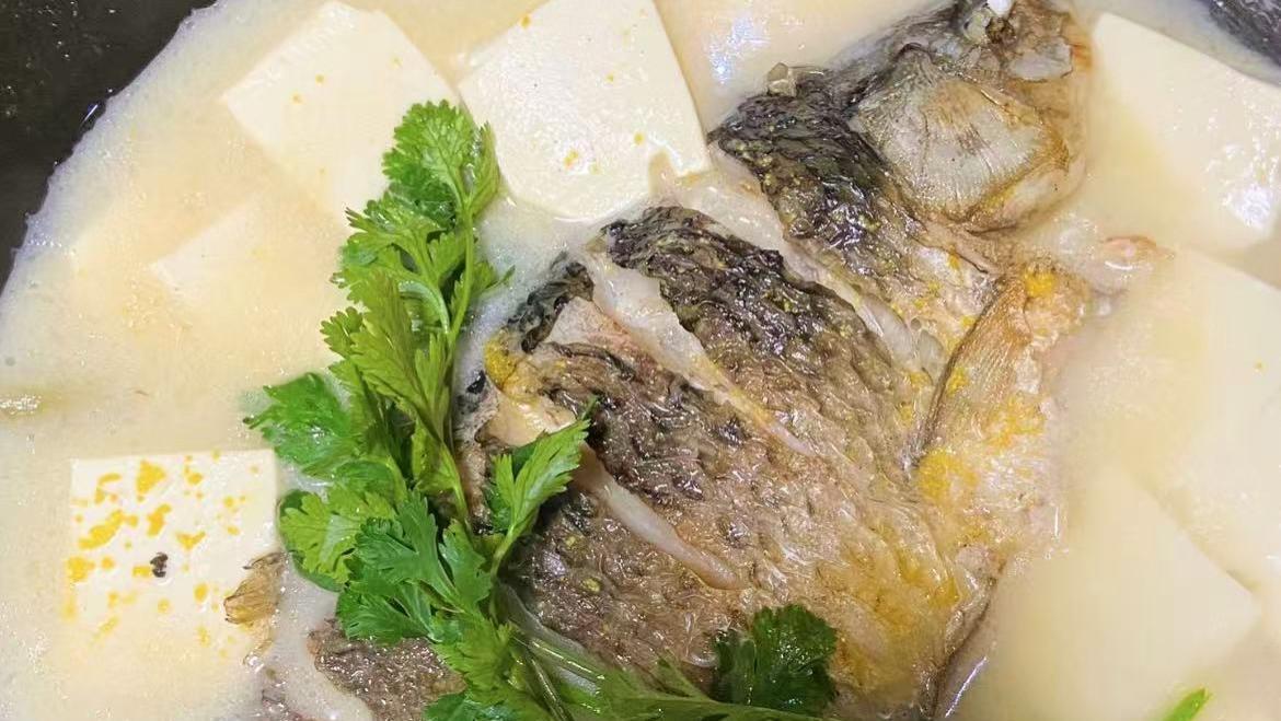 奶白如乳，鲜掉眉毛！这锅鲫鱼豆腐汤，才是冬日里的暖心首选！