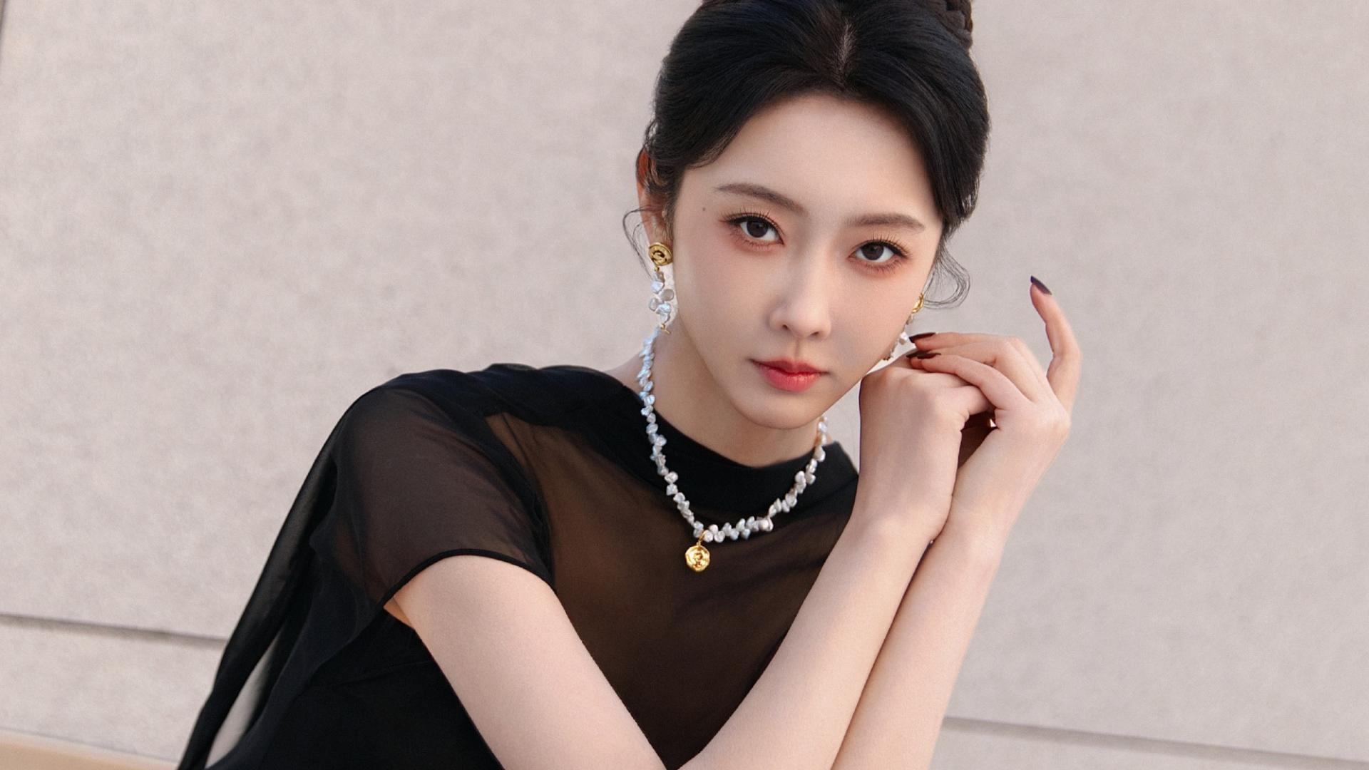 宣璐是夜雾织成的黑裙，是薄纱轻垂处勾勒出的那一笔优雅