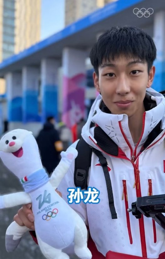 孙龙在冬奥会短道速滑1000米决赛中表现出色，夺得银牌，颁奖典礼上孙龙给吉祥物T