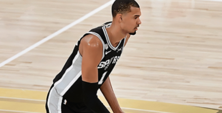文班亚马32分8篮板，马刺险胜尼克斯将总决赛大比分追成1比2落后。NBA总决赛g