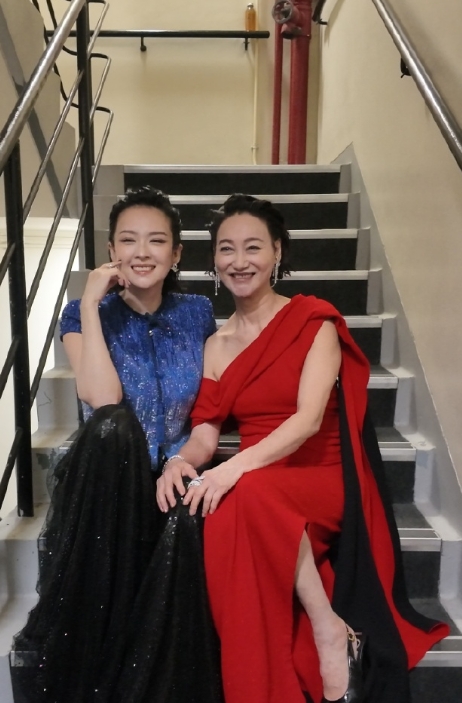 谁懂啊！第44届金像奖后台，章子怡惠英红同框也太可爱了吧～一红一蓝撞色超吸睛，气