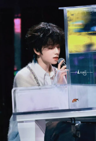 谁能拒绝冷脸萌的王橹杰呀