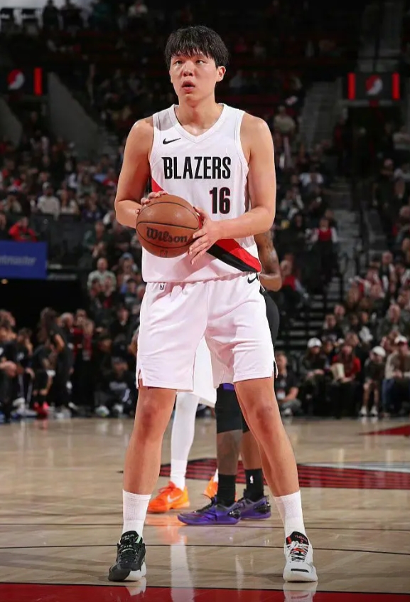 小杨的防守效率爆棚啊
104.5，联盟前10级别的。选秀时卖点是进攻，觉得防守会