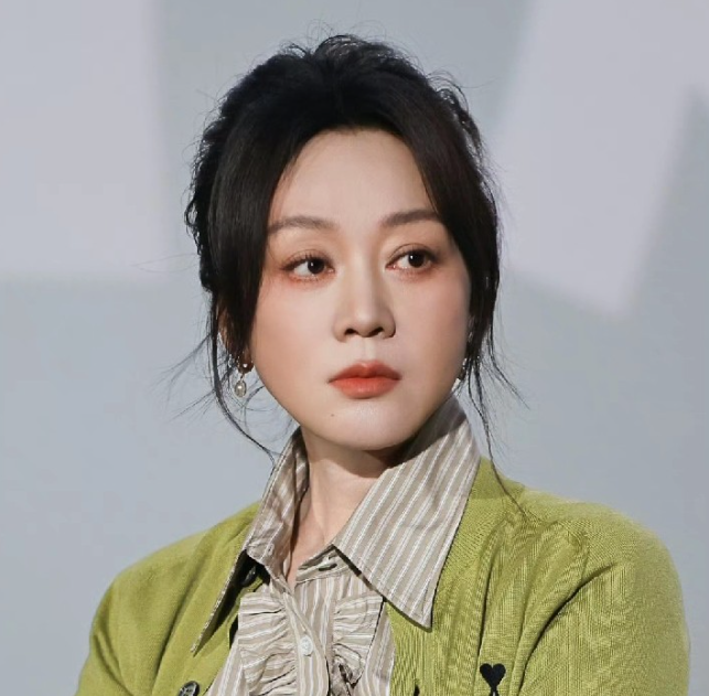 许久没有消息的闫妮冲上了热搜
她一个不小心，别人就尴尬了，而她自己还处于懵圈的状