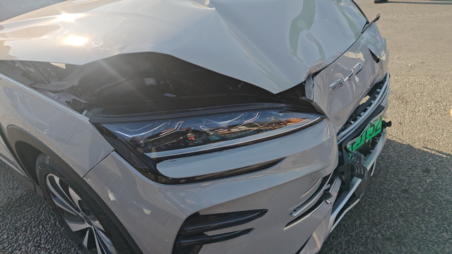 这车跟我是真倒霉
开回来没几天就被别人停车蹭了屁股，准备开回老家，刚上高速跑了1