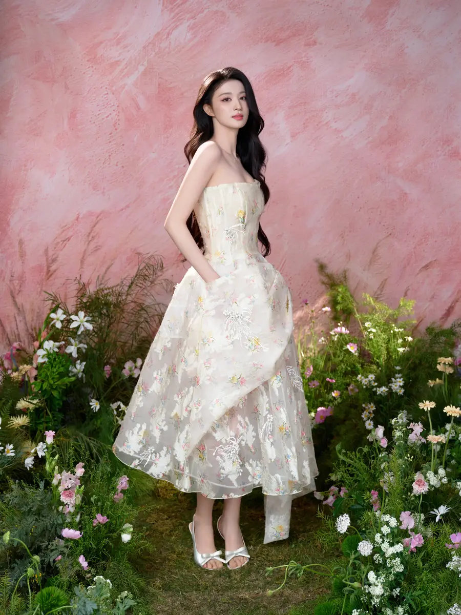 王楚然春日氛围感大片曝光！穿印花裙化身甜美少女