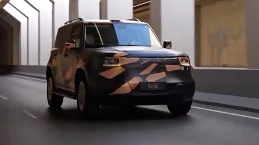 比旁边的揽胜还魁梧，长城全新硬派方盒子越野车最新谍照曝光