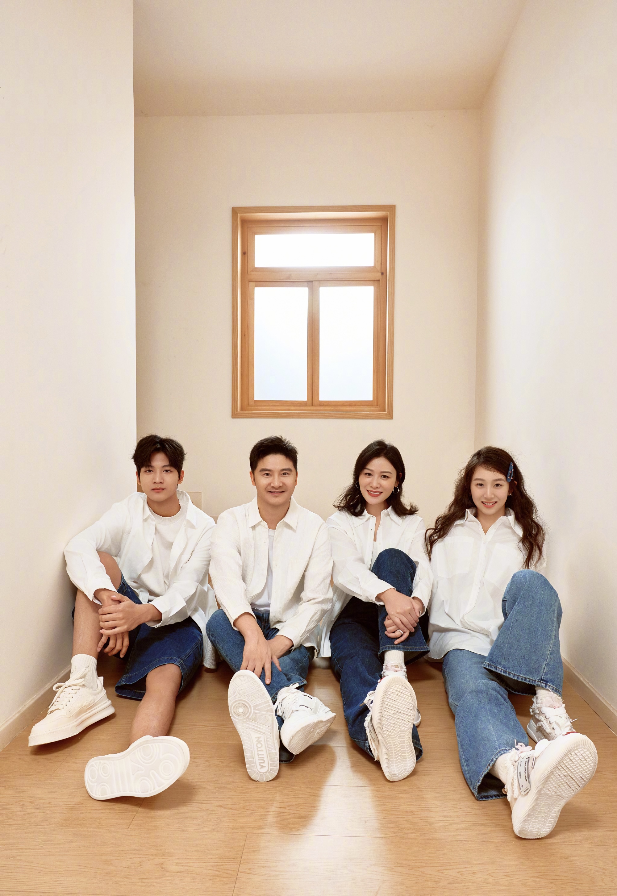 田亮家又拍全家福了，森碟最高？这一家四口被赞公用一张脸，果然确实长得像。他家的女