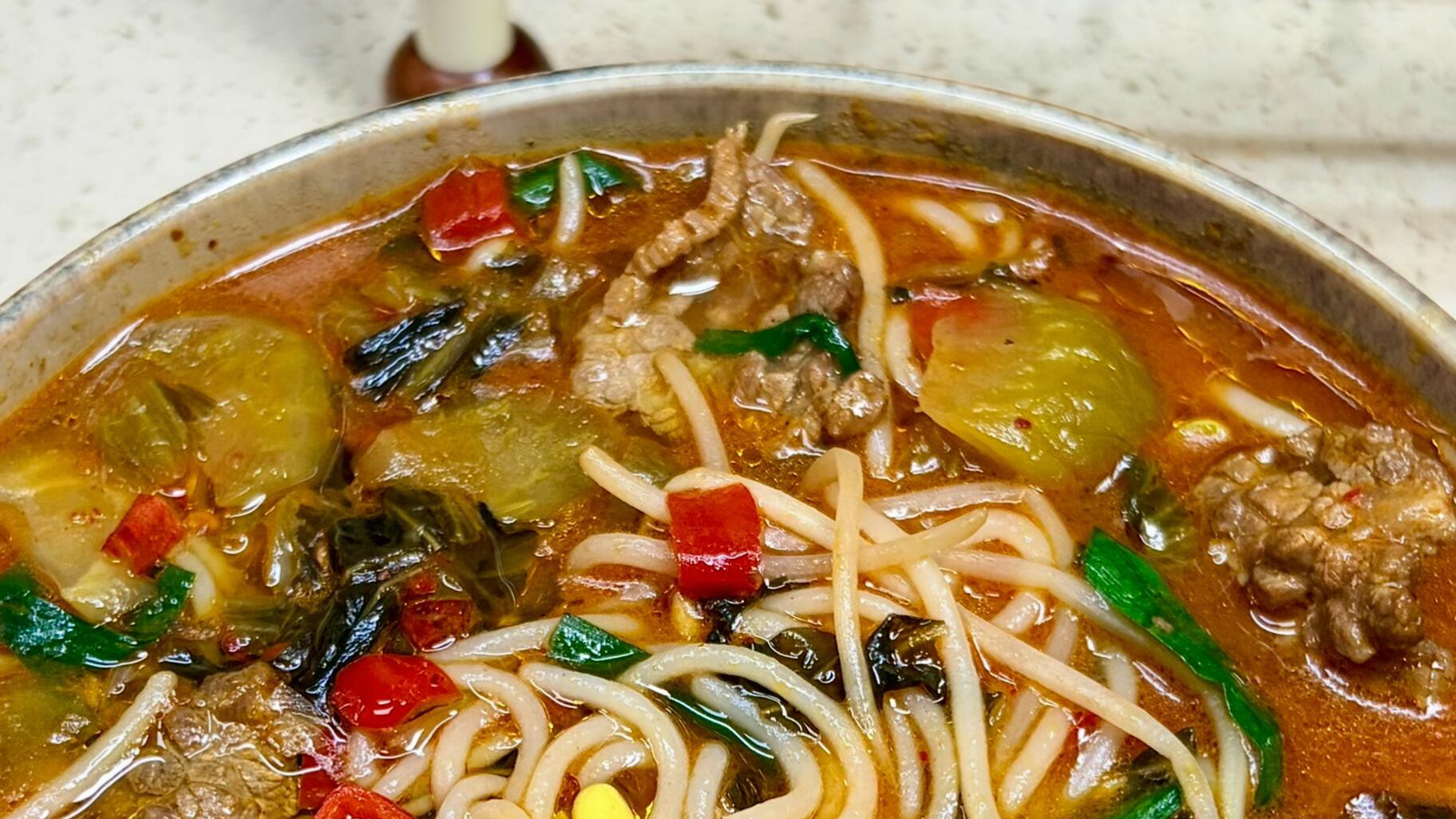 酸辣开胃的酸菜牛肉米线！真的夯爆啦～