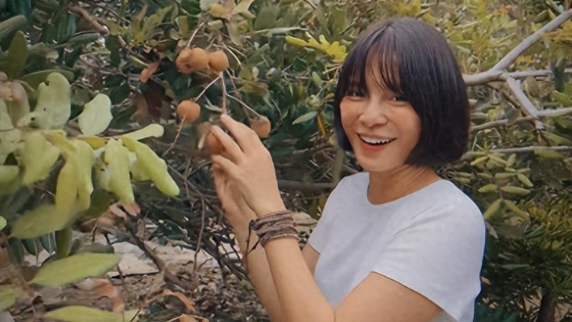 有情有义李心洁：原谅出轨丈夫、远赴英国探视继女、倾力援助小叔