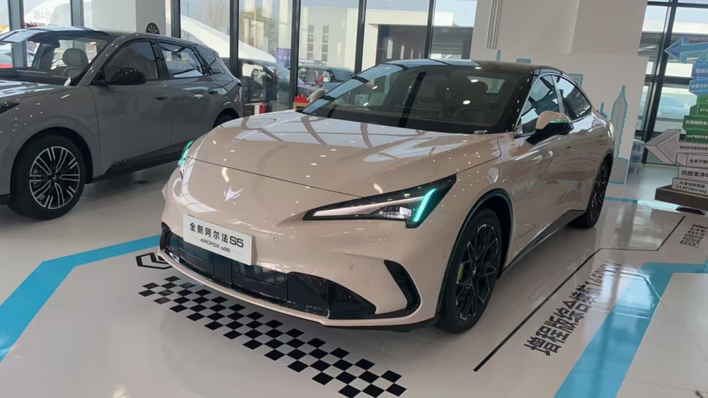 1. 最明显的升级
全新阿尔法S5的核心升级集中在 “智能驾驶普惠”与“双动力布