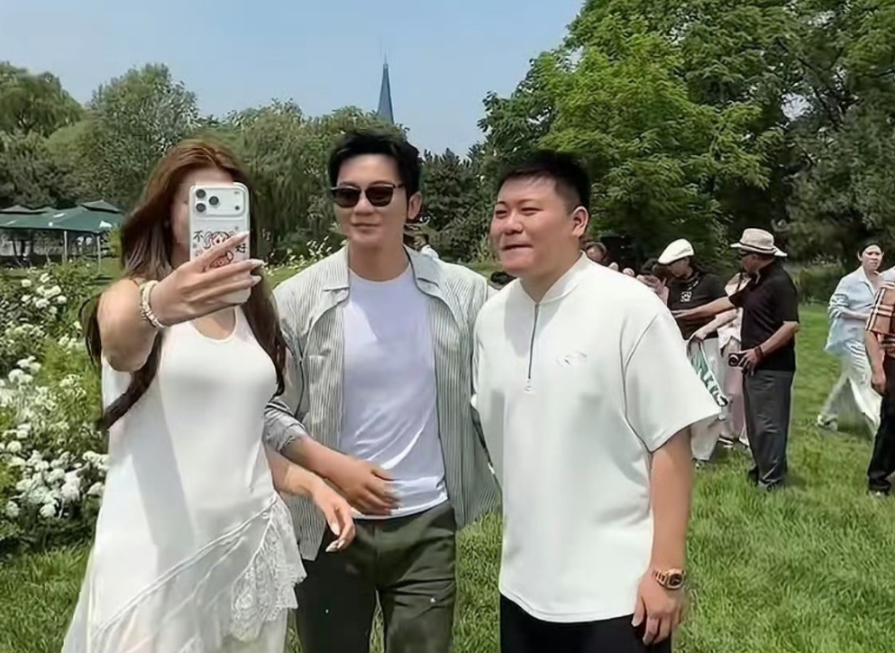 演员李晨，突然引发网友热议。原因是网上曝光了一段视频，近日他参加了一次婚礼，凌晨