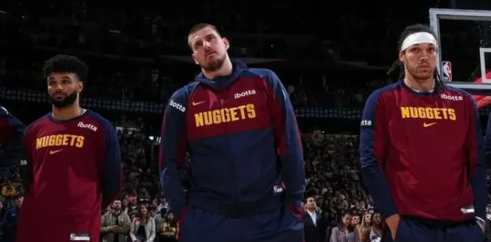 掘金的底色从来不是防守而是进攻，他们不是防守带动进攻的球队。
这两场打的不好，原