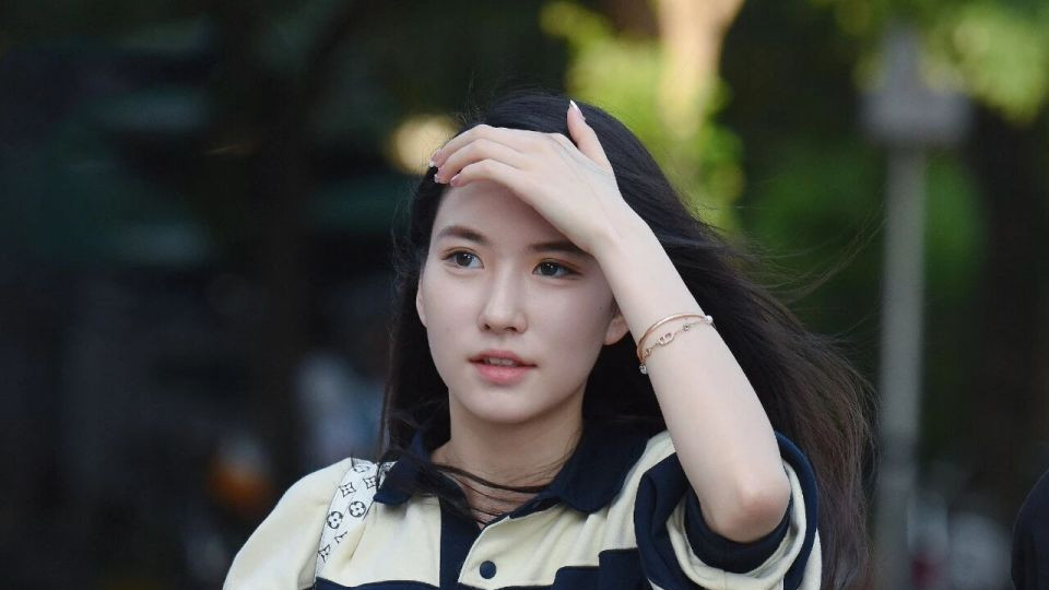 甜美浪漫的穿搭，自然明媚相当美丽