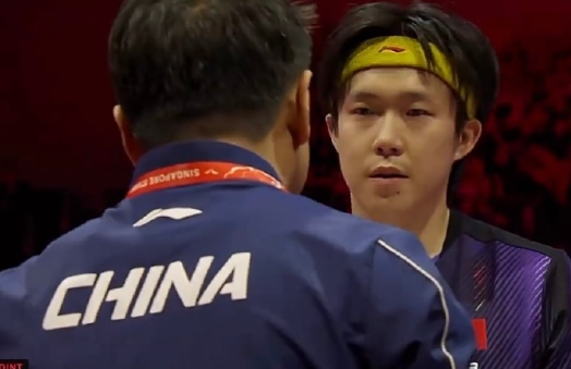 王楚钦鹰眼挑战成功，上局暂停王皓跟王楚钦说林德明显不如林昀儒吧？这局林德7比2领