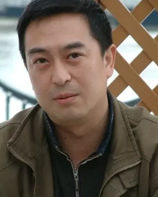 张嘉译曾经接受采访说，主持人问，在家里是一个什么样的男人？是西北男人，大男子主义
