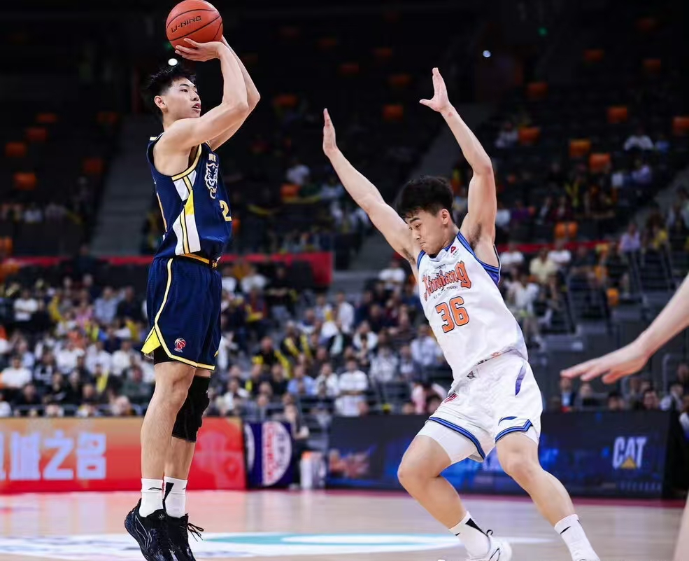 崔永熙渐入佳境，攻防两端助力广东大胜，一举动体现领袖气质、暖心队友