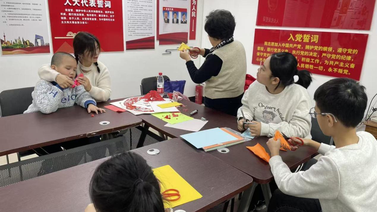 明山区院校社区关工委开展巧手剪窗花非遗润童心活动