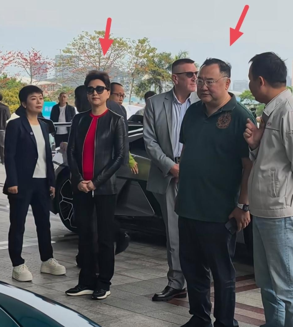 58岁的杨澜与富商老公到一家车企考察工作
这气质妥妥的女强人一枚，皮衣配墨镜，领