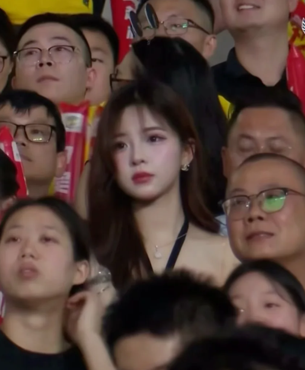 突然发现看台的女生好美啊！
