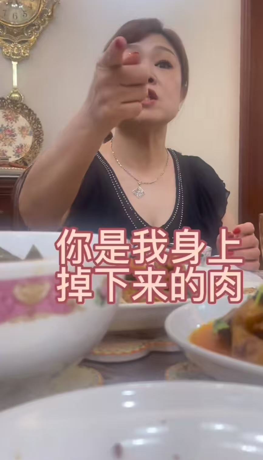 “这个母亲的三观太正了！”女儿想去纹身，母亲听后指着女儿的鼻子说：“你敢在身上去