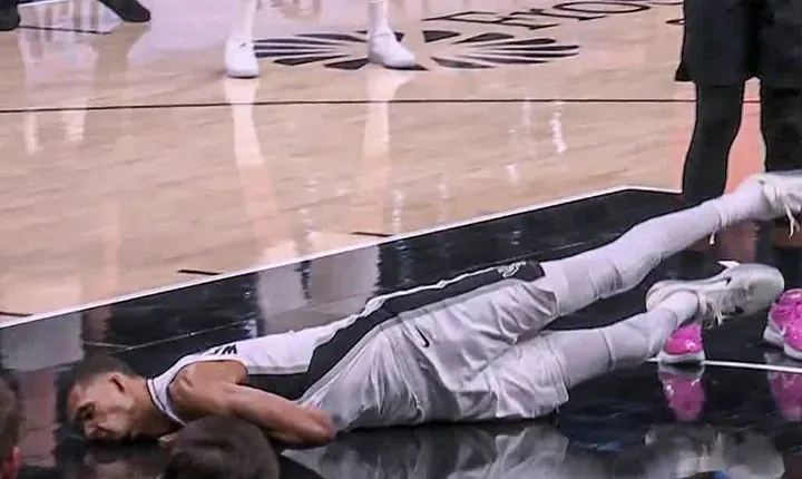 NBA季后赛，马刺对阵开拓者的比赛

第二节比赛，文班亚马重重摔倒面部平拍地面，