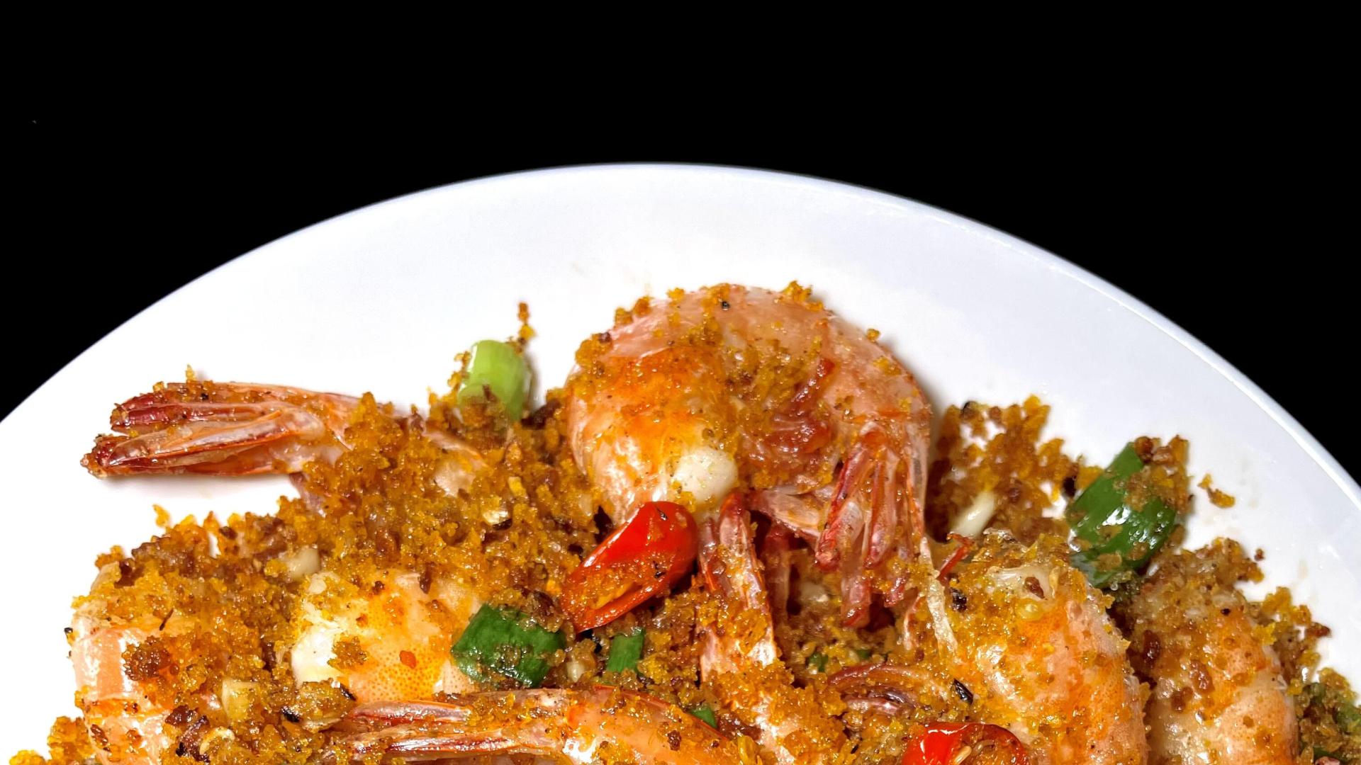 避风塘炒虾完胜茶餐厅，一口酥脆！