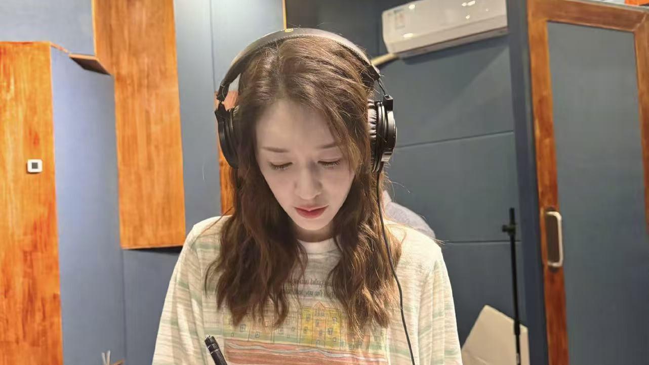 50岁养成系姐姐？李小冉从“跑调女王”到“逆袭担当”的破浪之旅