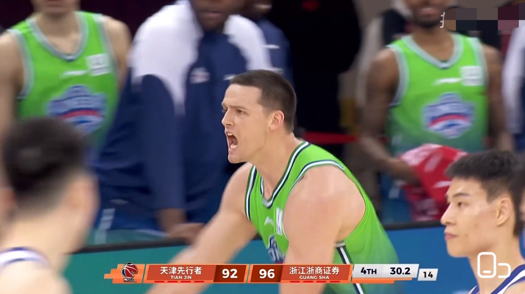 广厦天津最后30秒两度争议！胡金秋被爆头，裁判这哨真让人看不懂
CBA的争议判罚