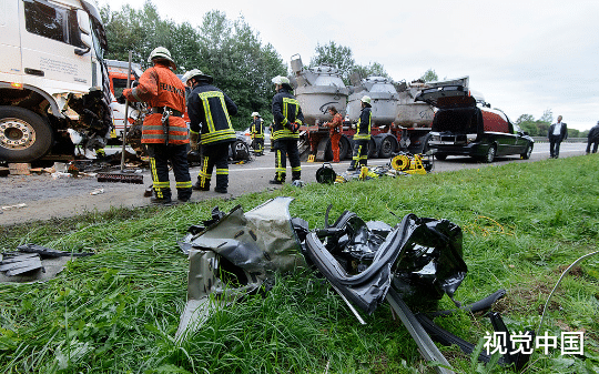 SUV实线变道蹭 ETC 被撞翻车，交警定他全责，他转头把人告了索赔12万