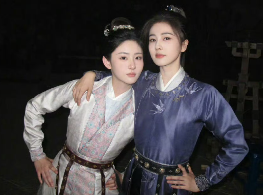 聪明女星的合照只有一种，明确等级的安全合影