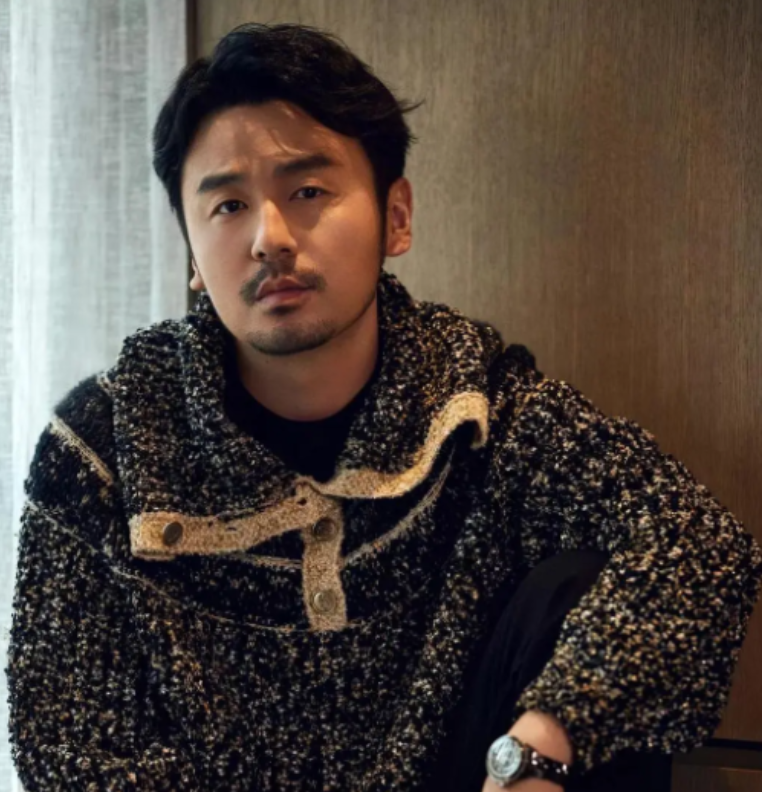 主持人问佘诗曼："娱乐圈里，你最喜欢哪个男演员？"佘诗曼脱口而出："我特别喜欢雷