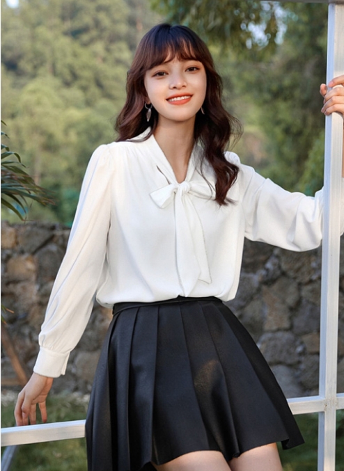 看一个 lz问为什么花很多钱买贵衣服看起来还是很显老

评论区说买点便宜货穿就显