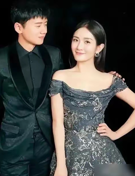 张杰估计也挺无奈的吧
一口气生了三个女儿，结果大女儿和三女儿，都完美继承了他的标