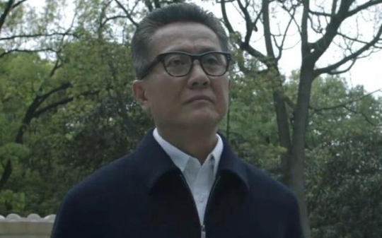 迪卡县县长因没上位书记，所以对空降县委书记怀恨在心，拉帮结派打击报复，比高育良和沙瑞金的斗争还劲爆…