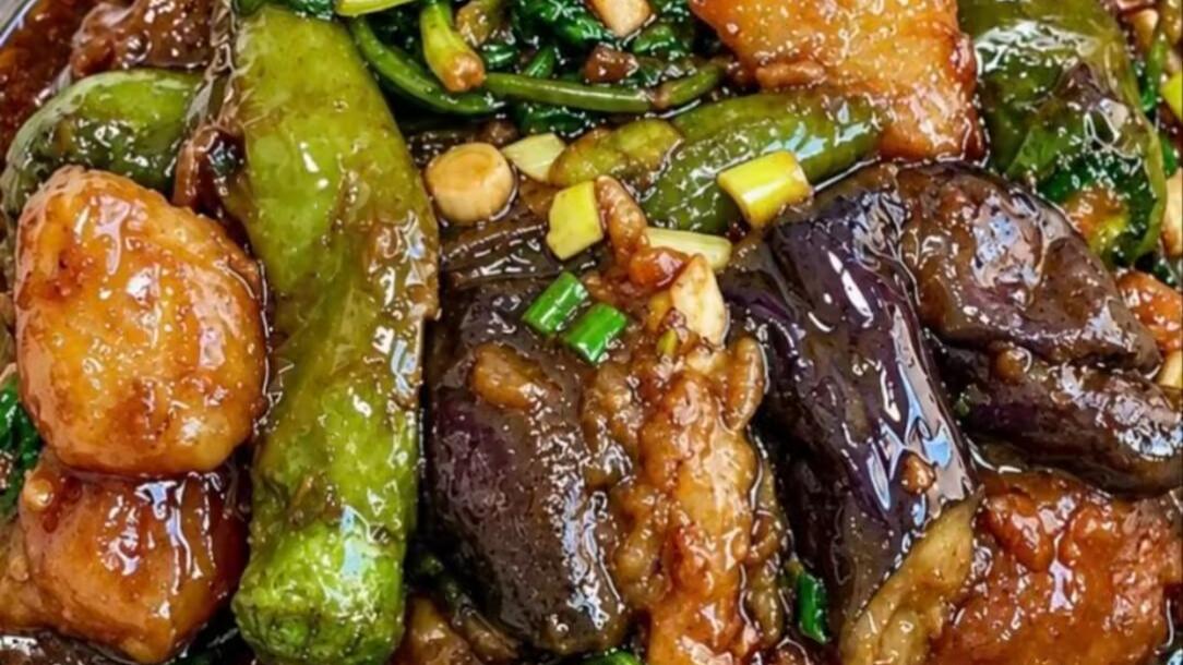 酱焖三鲜：茄子土豆青椒的黄金三角，裹满汤汁的家常神仙滋味