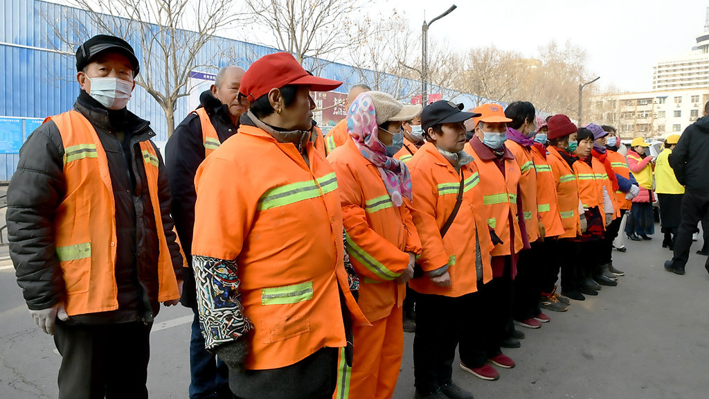 爱心传递，情满人间—洛阳中小企业家协会温情慰问环卫工人