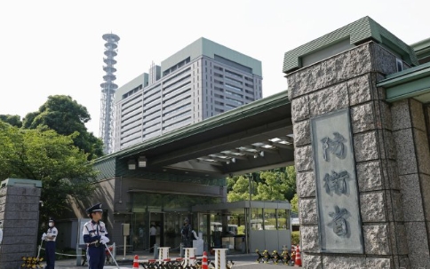 日本防卫预算首次突破9万亿日元，同时准备放开杀伤性武器出口限制。我国防部发言人严