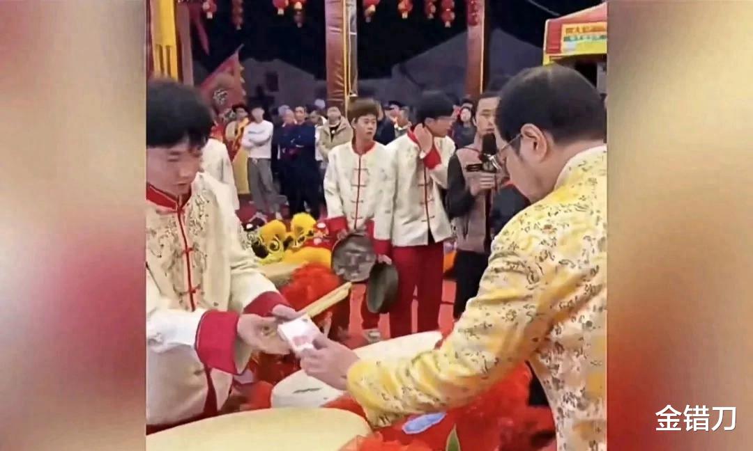 一夜爆火的香港千亿大佬，奇袭李嘉诚