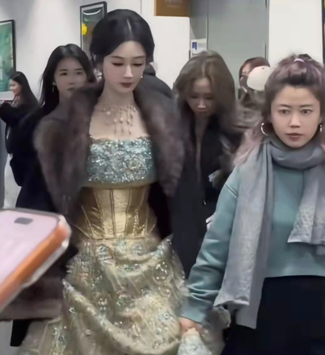 看到杨紫的线下视频有点被吓到了
不知道是谁给杨紫选的服装，这一套裙子是做了掐腰的