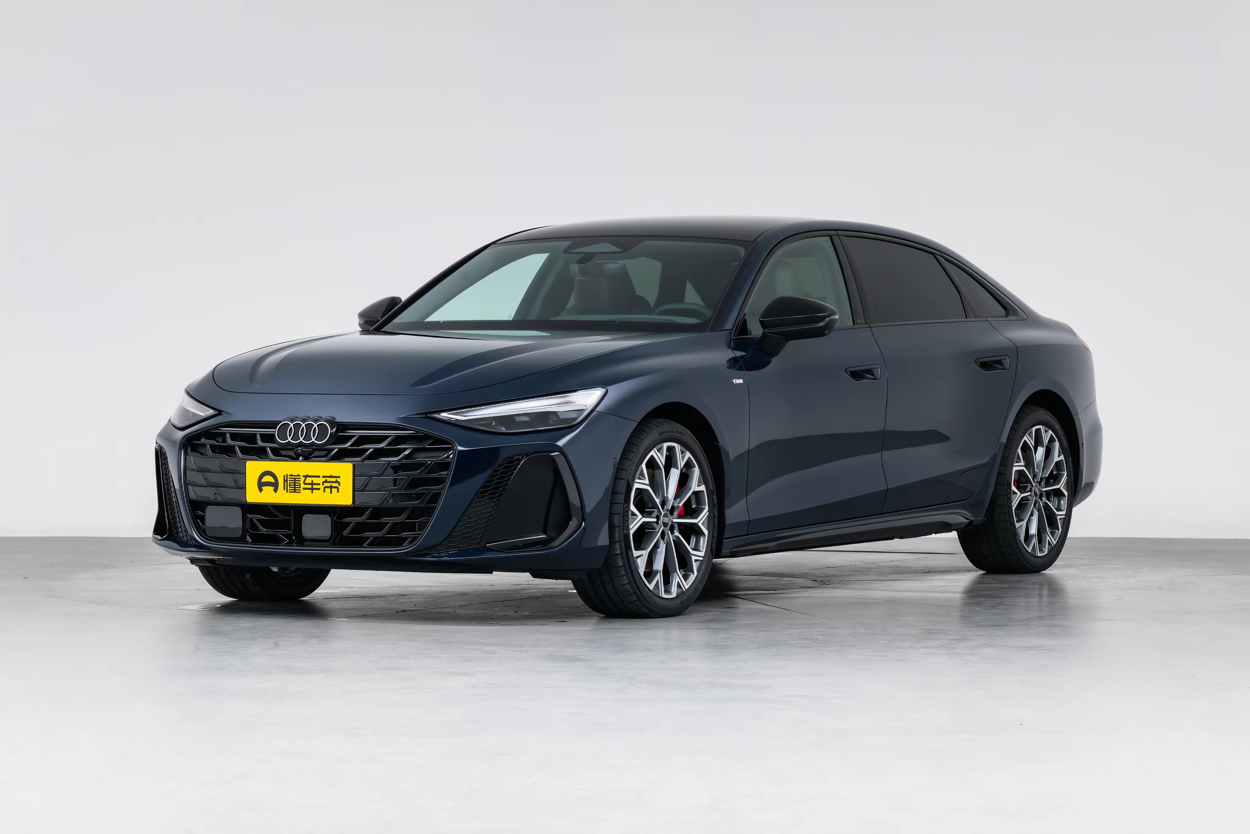 奥迪A6L是中大型豪华轿车的经典代表。外观大气商务，底盘沉稳舒适，三联屏座舱科技