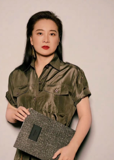 贾玲现在像变了一个人，都快认不出来了，感觉很强势，越来越有霸总气质，可惜再也没有